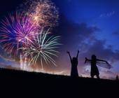 Feuerwerk und zwei Menschen